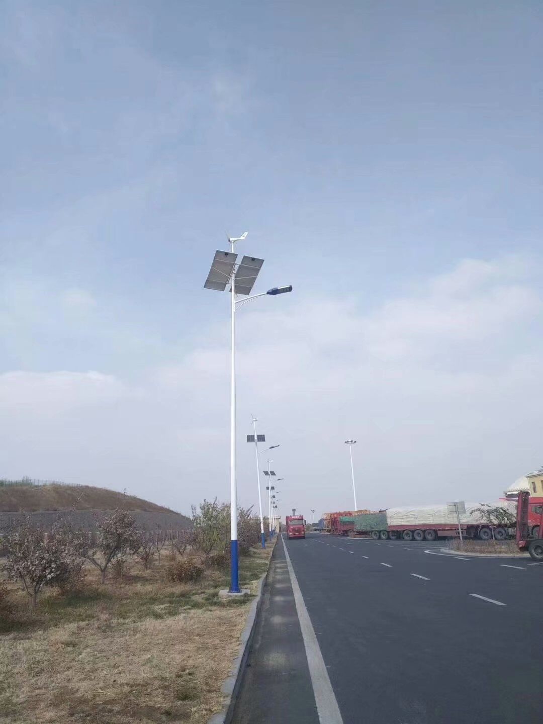 南京歐陸電氣風(fēng)光互補照明系統(tǒng)，設(shè)備配置功率300W.jpg
